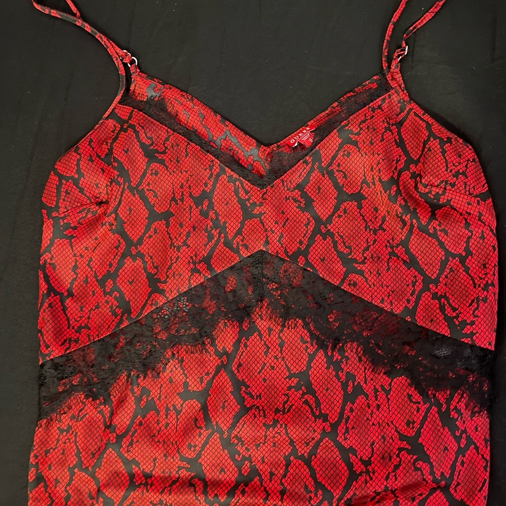 Red Guess top, Great condition, hardly worn